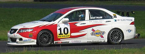Kurt Thiim under testen af Hans Hartmann's Honda.